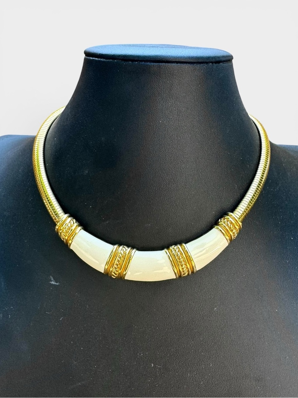 MONET 1980s Vintage Gold and Ivory Enamel Omega Tubogas Collar Necklace - Picture 12 of 16